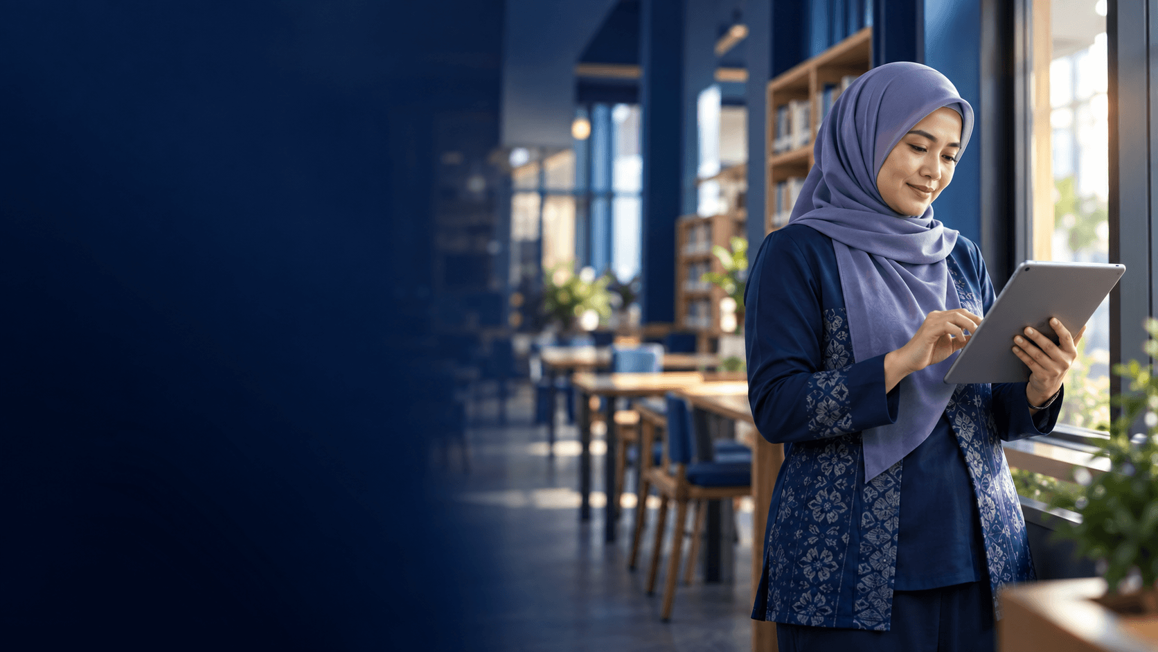 Guru menggunakan tablet di ruang belajar